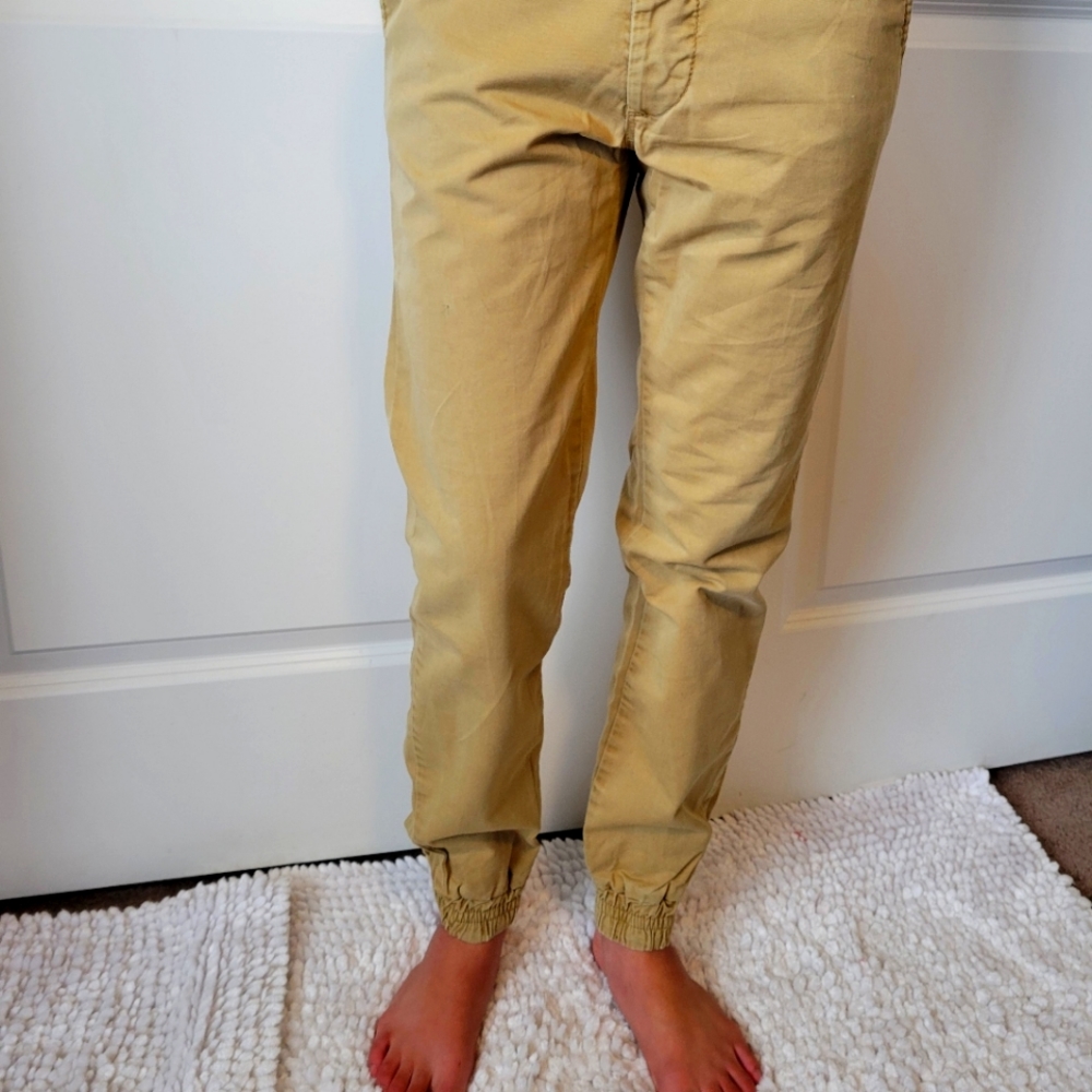 Arvust khaki